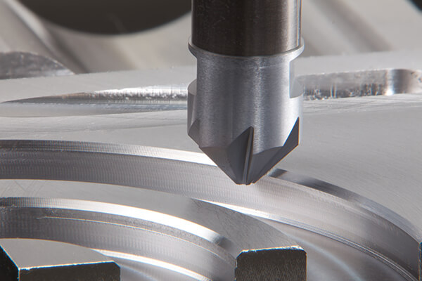 TungMeisterで面取り加工のムダをなくす：加工時間・バリ・裏面取りをまとめて改善